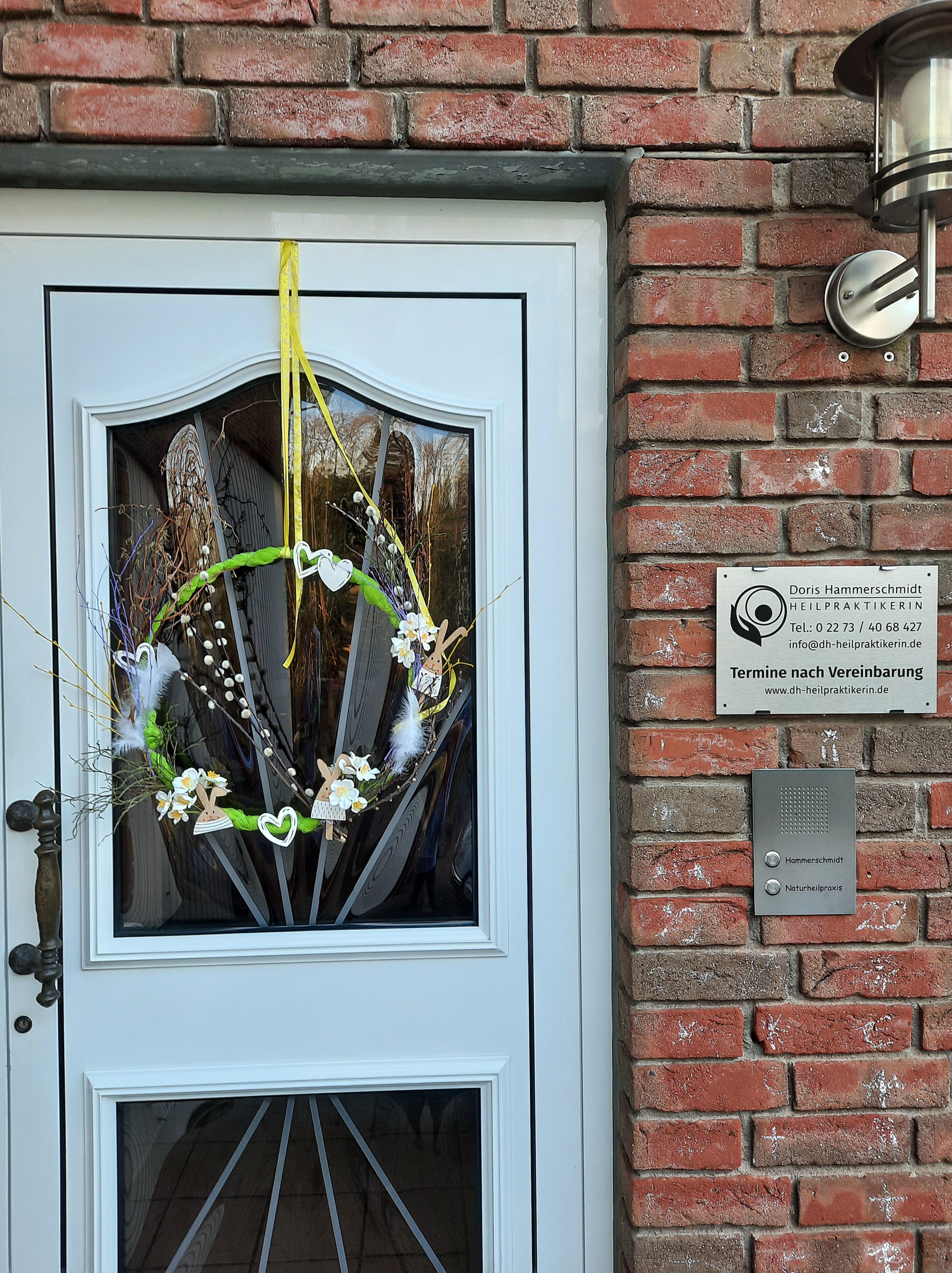 Heilpraxis Außenfassade mit Türschild