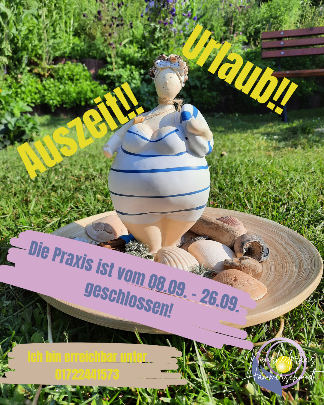 Dame im gestreiftem Badekostüm steht in einer Schale mit Muscheln
