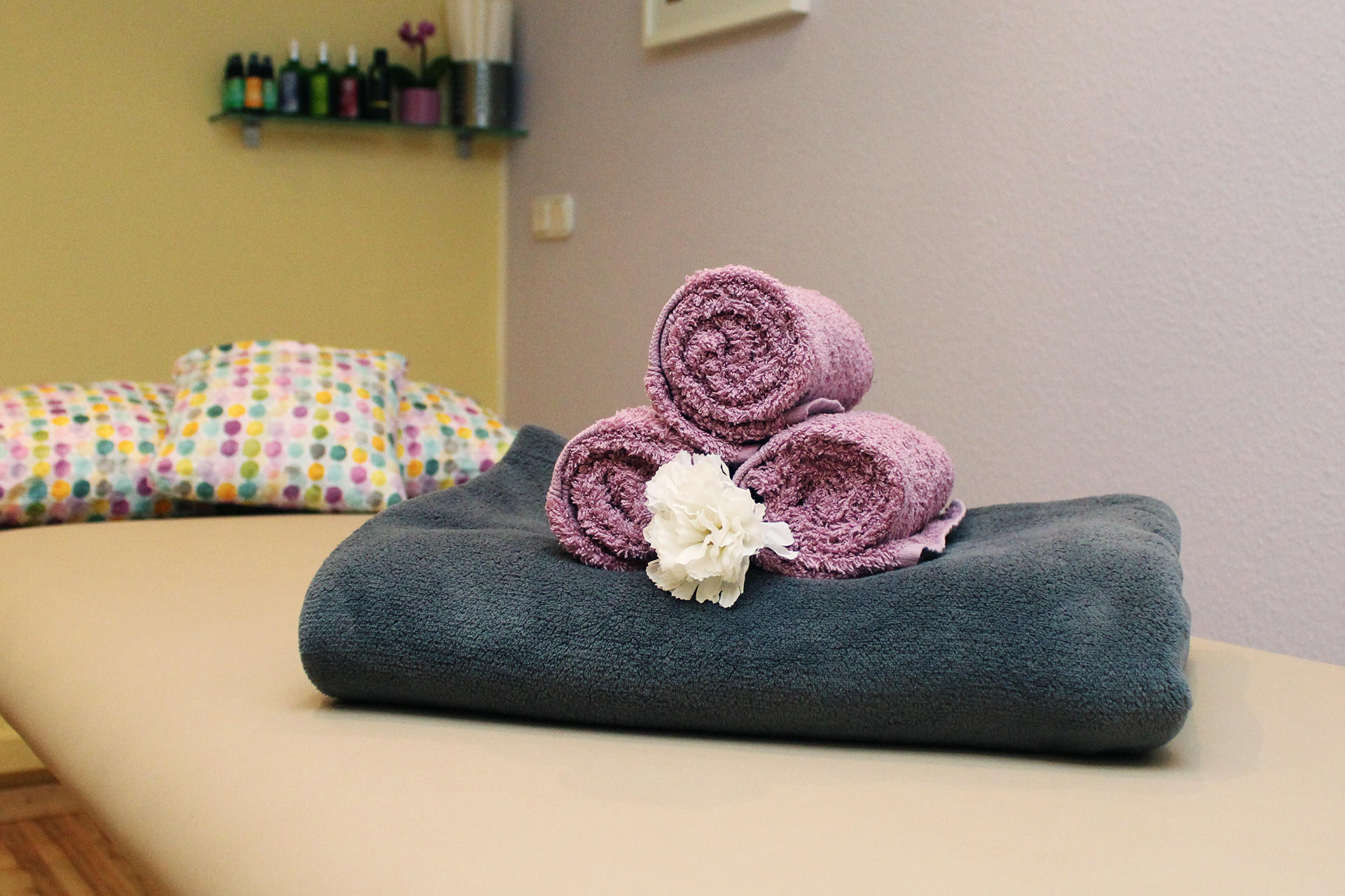 Handtücher auf Massageliege